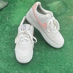 Nike sun club Air Force 1 Sneakers in Cream and Pink